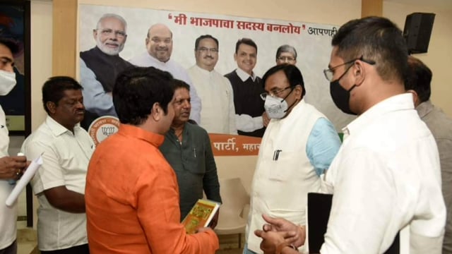 लातूर जिल्हा परिषदेचे अध्यक्ष राहुल केंद्रे यांनी माजी अर्थमंत्री सुधीर मुनगंटीवार यांची घेतली भेट