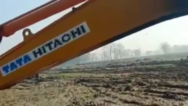 मेजरगंज के परसा पुल के समीप पोकलेन मशीन में लगी आग।