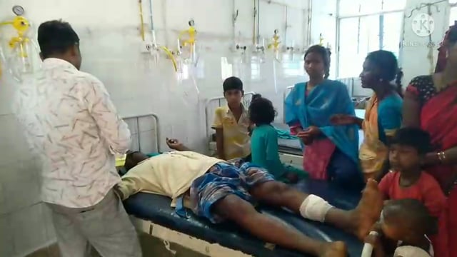 बकाया को पैसा मांगने पर दबंगों ने एक व्यक्ति को मारपीट कर गंभीर रूप से घायल कर दिया।