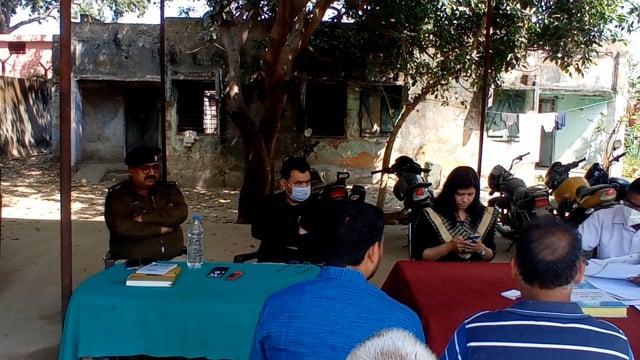 हवेली खड़गपुर थाना परिसर में जनता दरबार लगाया गया जिसमें अंचल पदाधिकारी ने कई समस्याओं सुना और समस्या का निपटारा किया