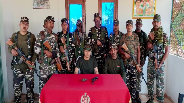 छापा के श्रवण ठाकुर के घर से एक देसी रिवाल्वर एवं एक देसी कट्टा बरामद किया गया।