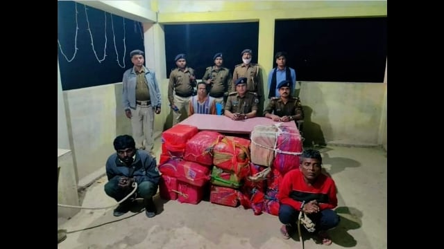 एक स्कॉर्पियो से सवा दो क्विंटल गांजा बरामद तीन गिरफ्तार चार फरार