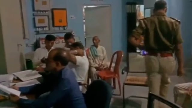 रफीगंज थाना परिसर में देर रात तक लगाई गई जनता दरबार।