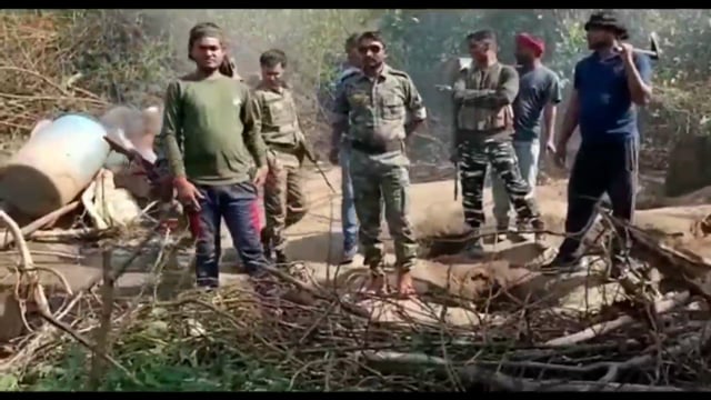 पुलिस ने चपरी के जंगल में छापेमारी कर संचालित दो महुआ शराब की भठ्ठी को किया ध्वस्त, पांच के खिलाफ दर्ज की गई प्राथमिकी