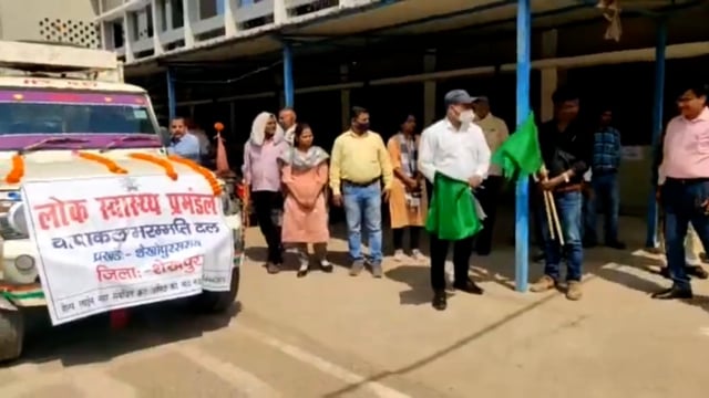 शेखपुरा से चापाकल मरम्मती  दल को डीएम ने हरी झंडी दिखाकर की विदा।