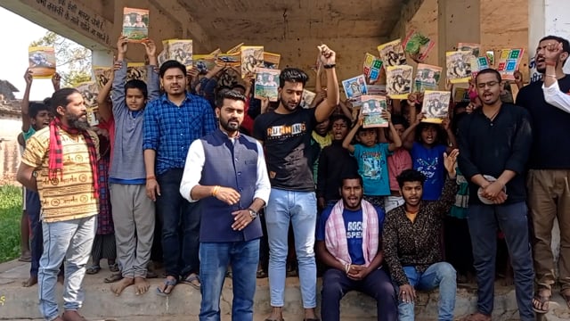 अखिल भारतीय विद्यार्थी परिषद द्वारा नगर मंत्री अंकित जयसवाल प्रसन्न दो गांव में पासवान टोला में बच्चे के बीच बांटा गया 