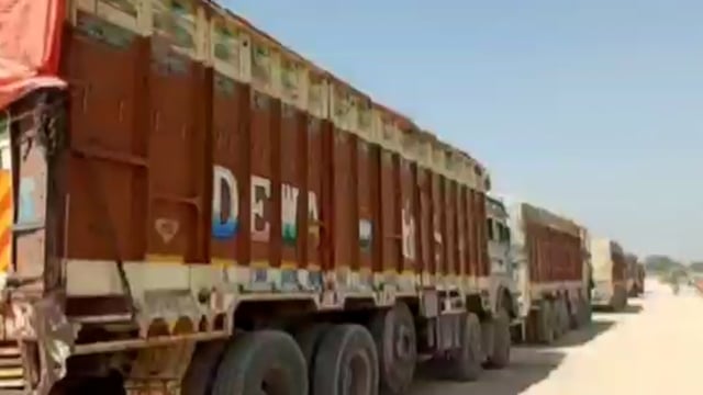 जालौन,जिला प्रशासन ने की खनन माफियाओं पर बड़ी कार्यवाही।
60 से अधिक ओवर लोड ट्रकों पर की कार्यवाही