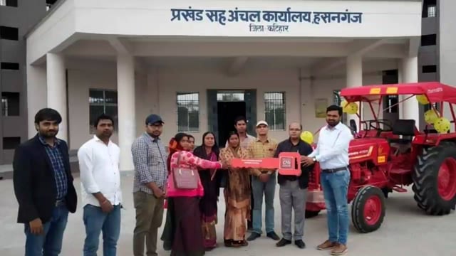 जीविका महिला संकुल संघ की दीदियों को कृषि कार्य के लिए दिया गया ट्रैक्टर