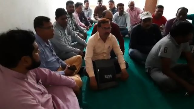 पुरानी पेंशन योजना को लागू करने को लेकर शहर के कर्पूरी विचार मंच सभागार में हुई बैठक