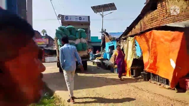 फुल्लीडुमर की सड़कों पर ओवरलोडेड वाहनों का परिचालन धड़ल्ले से जारी कभी भी अनहोनी घटना घट सकती है