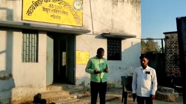 रफीगंज में विद्युत ऊर्जा की चोरी करते पकड़े गए दो लोग।