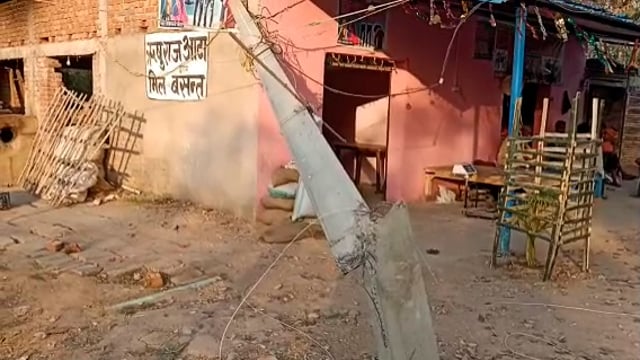 अनियंत्रित स्कॉर्पियो ने बिजली की पोल में मारी ठोकर।