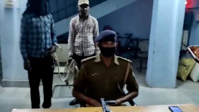 बहन को भाई दे रहा था जान से मारनै की धमकी रफीगंज  पुलिस ने किया हथियार के साथ गिरफ्तार।#अपराध