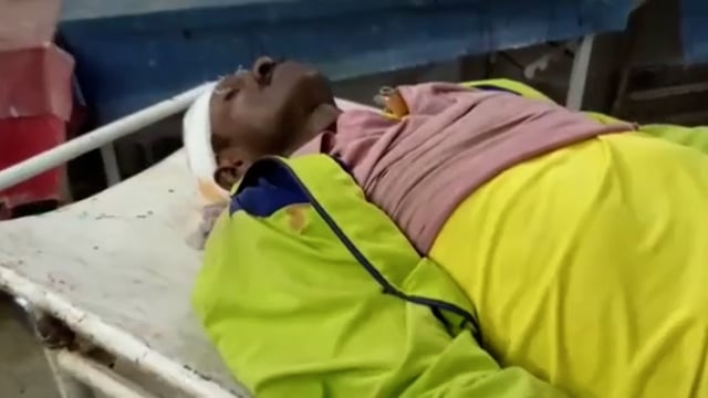 सड़क पर खड़े व्यक्ति को मोटरसाइकिल सवार ने मारी ठोकर।