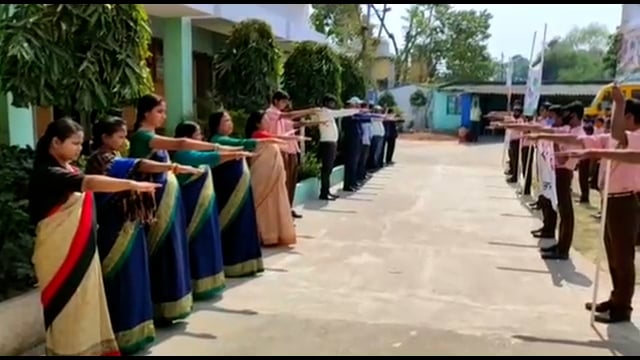 अमरपुर नगर पंचायत कर्मियों के द्वारा स्कुल के बच्चों को स्वच्छता को लेकर दिलाई गई शपथ l