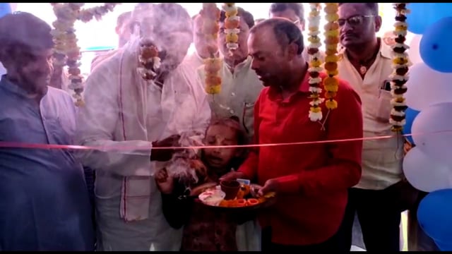 बिंद में ई रिक्सा व स्कूटी शोरूम का सांसद ने किया उदघाटन 