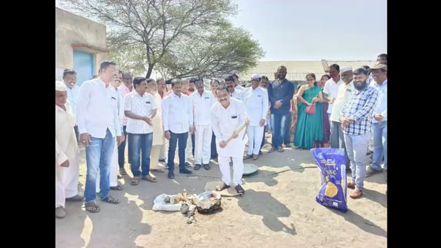 दिघंची लोकवर्गणीतून जी.प. शाळेच्या कमानीचे उद्घाटन