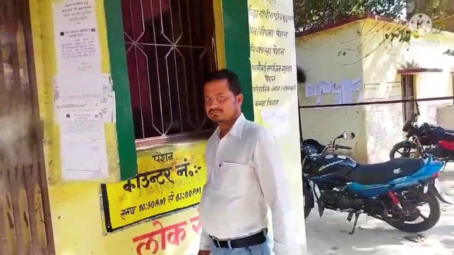 फुल्लीडुमर प्रखंड के सामाजिक सुरक्षा पेंशन आवेदन काउंटर पर कर्मी नहीं ,लाभुक परेशान