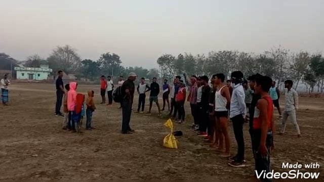 सीतामढ़ी में रिटायर्ड आर्मी जवान युवाओं को दे रहे निःशुल्क योग का  प्रशिक्षण,