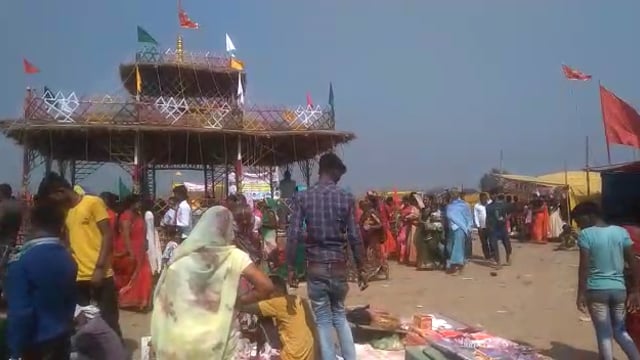 कुसाप टोला राजीव नगर में आयोजित श्री शतचंडी महायज्ञ में फेरी देने के लिए उमड़ी श्रद्धालुओं की भीड़