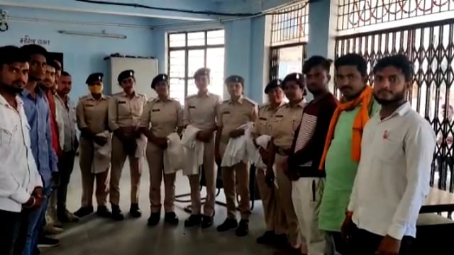 रफीगंज थाने में तैनात महिला पुलिसकर्मियों तथा महिला स्वास्थ्य कर्मियों को अंग वस्त्र देकर सम्मानित किया गया