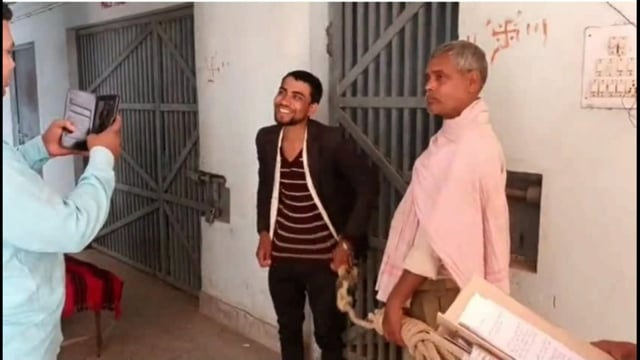 72 बोतल शराब के साथ एक तस्कर गिरफ्तार साथ ही मोटरसाइकिल भी जप्त