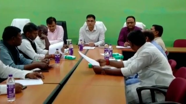 आगामी एमएलसी चुनाव को लेकर जिलाधिकारी ने राजनीतिक दलों के प्रतिनिधियों के साथ की बैठक