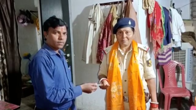 रफीगंज शिक्षक संघ द्वारा किया गया महिला पुलिसकर्मियों को सम्मानित।