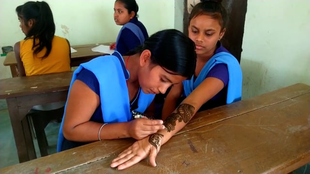 अंतरराष्ट्रीय महिला दिवस पर विद्यालय में मेहंदी प्रतियोगिता का किया गया आयोजन
