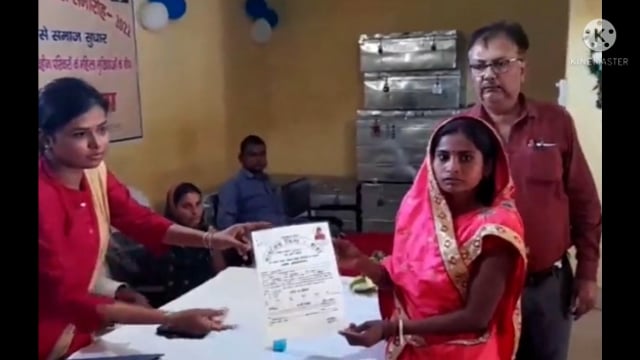 फुल्लीडुमर प्रखंड  सभागार में आवास विहीन महिलाओं का अंतर्राष्ट्रीय महिला दिवस पर वासगीत परचा का किया गया वितरण