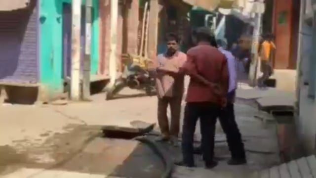 जालौन,कोंच-सीवर सफाई के नाम पर सरकारी धन का बंदरबाट,एस डीएम से की शिकायत