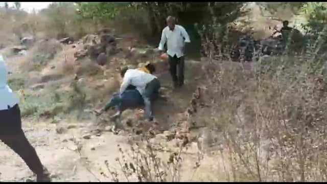 राजेवाडी मध्ये शेतीच्या बांधावरुन दोघा जणांना मारहाण; सहा जणांच्या विरोधात गुन्हा दाखल; घटना कॅमेरात कैद #atppolice