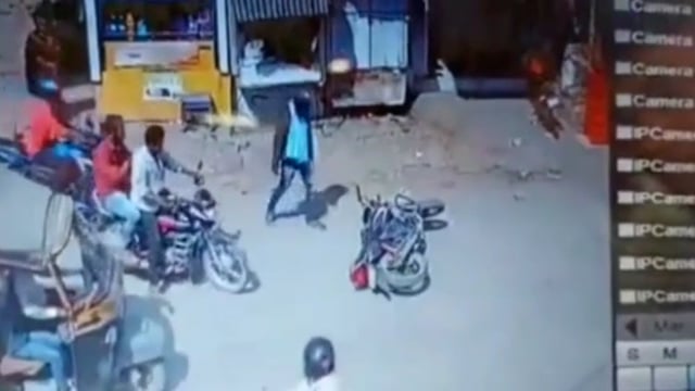 मेजरगंज रीगा मुख्य पथ पर सडक पर रेत के कारण लोग हैं परेशान