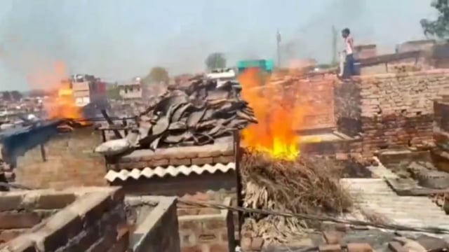 कुसुंभा गांव में दो सगे भाइयों के घर में अगलगी की घटना से लाखों का नुकसान।