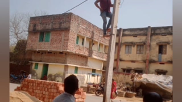 उकसी गांव में बिजली विभाग के द्वारा लगाया गया शिविर।