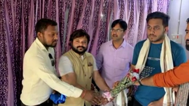 यूक्रेन से सही शर्मा सलामत पहुंचे आशुतोष साहू का भाजपा जिला उपाध्यक्ष ने किया स्वागत