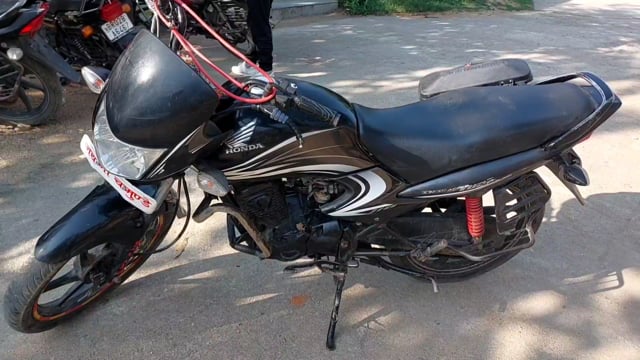 सिरदला फुलवगान चौक पर पुलिस ने एक मोटरसाइकिल समेत 31 लीटर महुआ शराब के साथ एक को किया गिरफ्तार