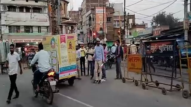 जमुई:महिसोड़ी चौक पर पंजाब में आम पार्टी की जीत के खुशी में मनाई होली और सभी आते जाते गाड़ी वाले को खिलाया लड्डू।