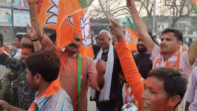 रफीगंज में चार राज्यों में भाजपा के प्रचंड जीत पर निकाली गई विजय जुलूस।