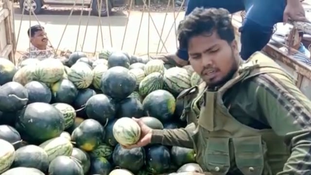 कुआकोंडा पुलिस ने पिकअप पर तरबूज़ के नीचे दबाकर ले जा रहे गांजा तस्करों को पकड़ा 