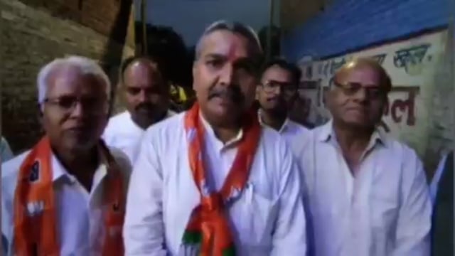 जालौन-भाजपा की प्रचंड जीत पर कार्यकर्ताओं ने मनाया जश्न एक दूसरे को  मिठाई खिला कर दी बधाई