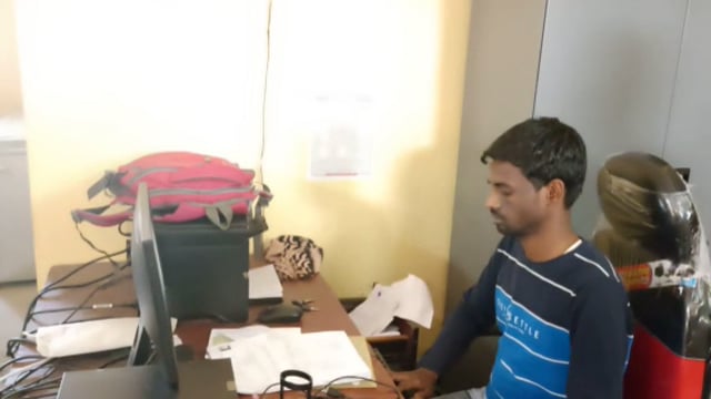 वृद्धा पेंशन लाभुक का किया जा रहा जीवन प्रमाणीकरण।