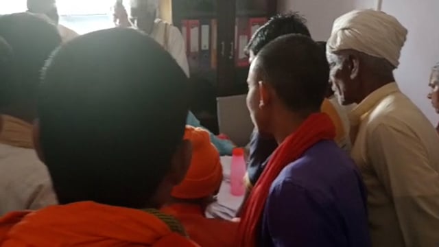 किसानों के बीच किया जा रहा मूंग बीज का वितरण।