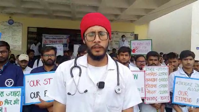 पशुवैद्यकीय महाविद्यालयीन विध्यार्थ्यांच्या इंटरनशिप मानधनात वाढ करण्यात यावी यासाठी विद्यार्थ्यांने पुकारले आंदोलन