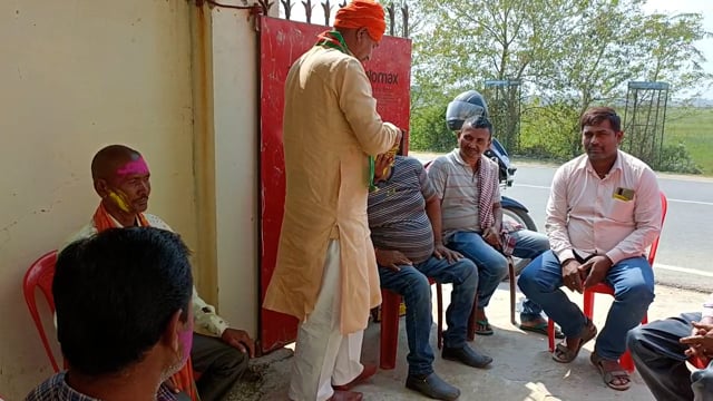 रामगढ़ चौक बीजेपी कार्यालय में 4 राज्यों में मिले पार्टी की जीत को लेकर कार्यकर्ताओं ने अबीर गुलाल लगाकर मनाया जश्न।