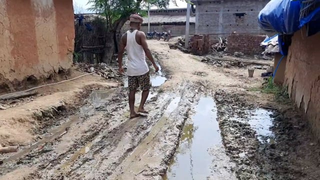 चानन  : कछुआ गांव के मुख्य सड़क पर जलजमाव से परेशानी।