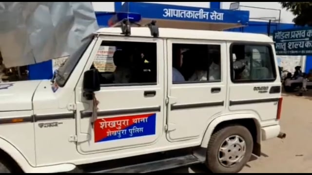 शेखपुरा टाउन थाने ने चांदनी चौक के समीप छापेमारी अभियान चलाकर गांजे और शराब के साथ तीन लोगों को गिरफ्तार किया।