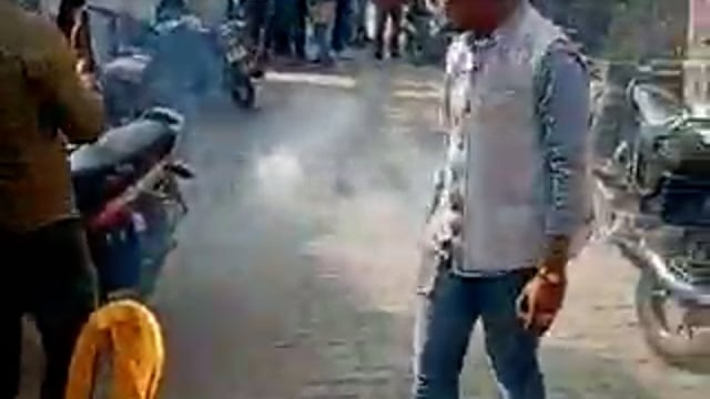 गोंडा तरबगंज विधानसभा क्षेत्र में भाजपा विधायक किरण पांडे की जीत पर कार्यकर्ताओं ने आतिशबाजी कर मनाया जश्न