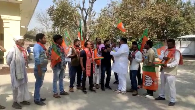 भाजपा के प्रचंड ऐतिहासिक जीत पर भाजपा नेता अभय प्रताप सिंह व पदाधिकारियों ने भारत माता जय के नारे लगाये, बांटी मिठाईयाँ