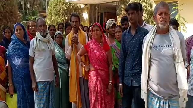 डीलर की मनमानी से नाराज लाभुकों ने हिलसा अनुमण्डल कार्यालय का किया घेराव